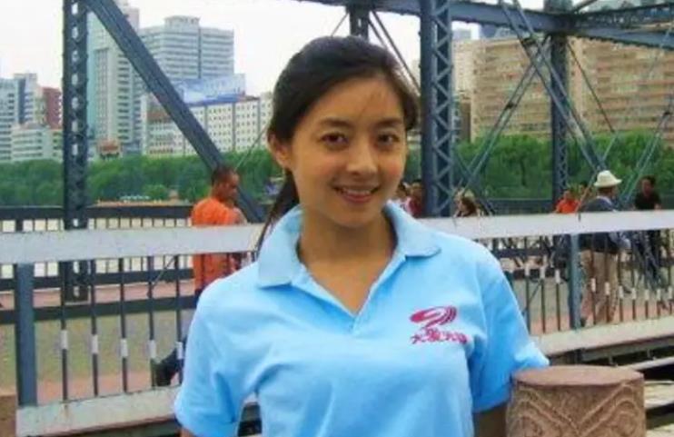 2015年的七夕夜，杭州横河港的风裹着湿气，吹得人发冷。佟瑶被女同事扶着往草