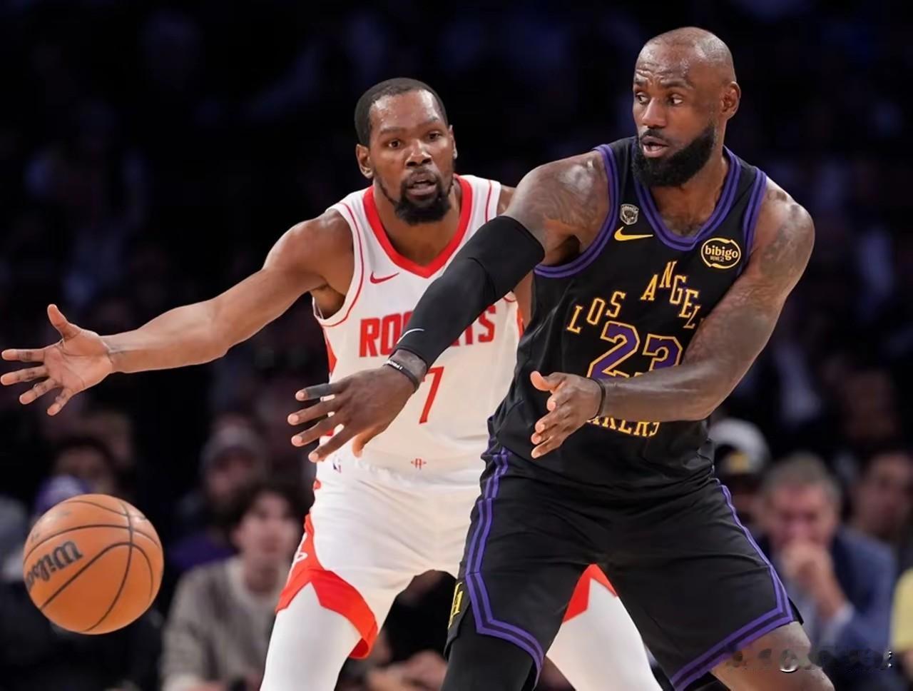 杜兰特和詹姆斯，根本不是一个级别，之前大家还觉得詹姆斯属于占着茅坑不拉屎，现在看