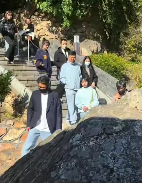 她就是辛柏青17岁的女儿本本（辛蕊仪），本本应该是非常心疼父亲的，所以才一直挽着