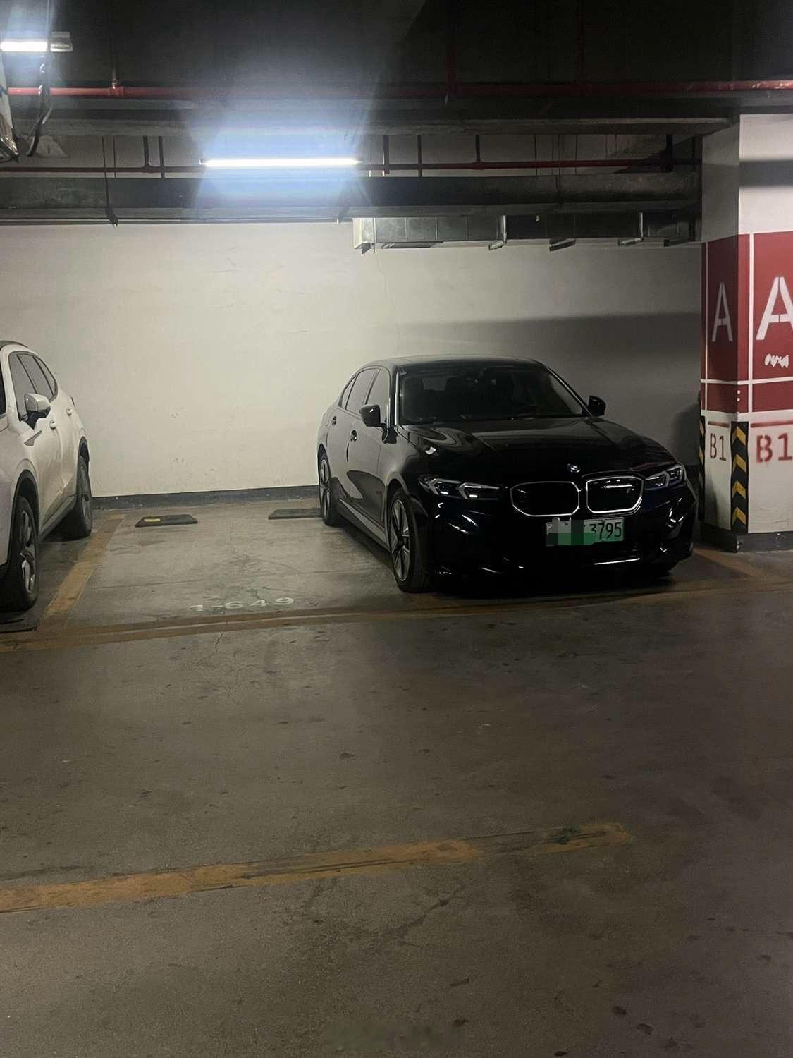 小区一车占俩车位，素质有待提高