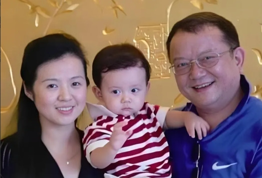 当年，王刚花了150万供女儿出国读书，毕业的时候，女儿却领了个洋女婿回来。王刚气