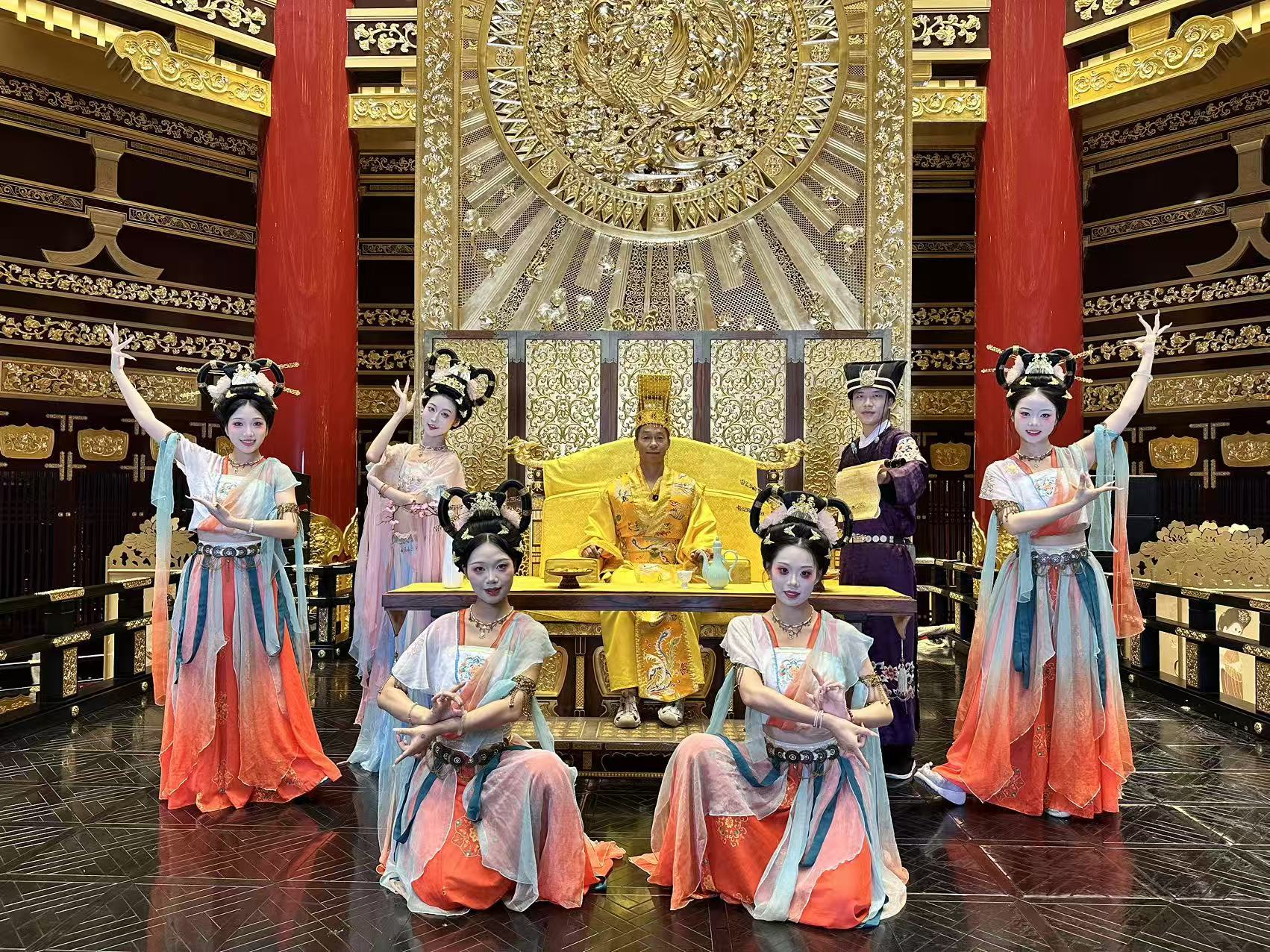 朋友在洛阳体验当皇上。照片发过来一看我擦这次是去非洲当酋长了吧。