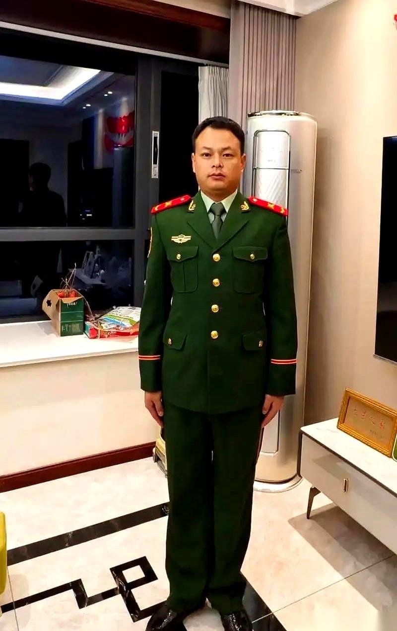 老公从边疆回来，工资条往桌上一拍。我瞟了一眼，就看到最上面那行字：基础津贴，4