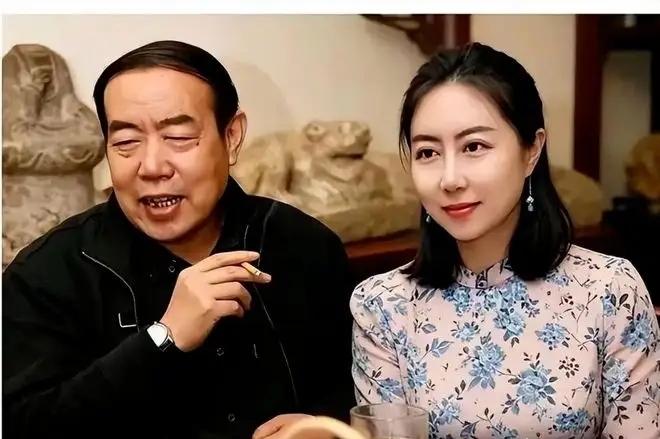 图一，贾浅浅和父亲贾平凹，图二，管笑笑和父亲莫言，这两对父女，有太多的相同点，