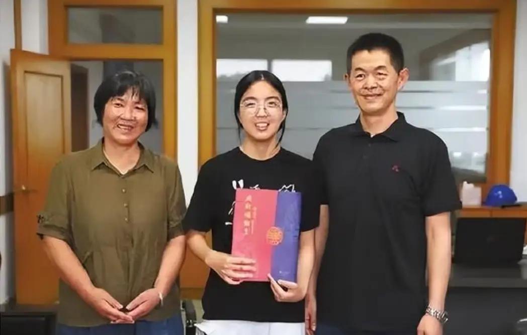 浙江1女大学生，每月准时收到1000元陌生转账，4年后，她考上复旦大学研究生，辗