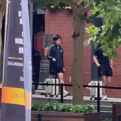9.27王楚钦首钢园上训！头哥今天上训依然是拿着他那花生球热身，这大长腿在训练