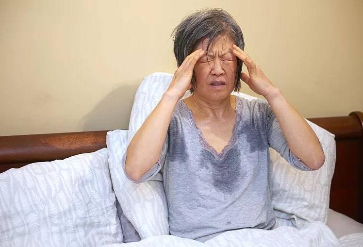 女性雌激素水平过低，会出现哪些症状？ 半夜突然被一股热浪吵醒，全身出汗，衣服