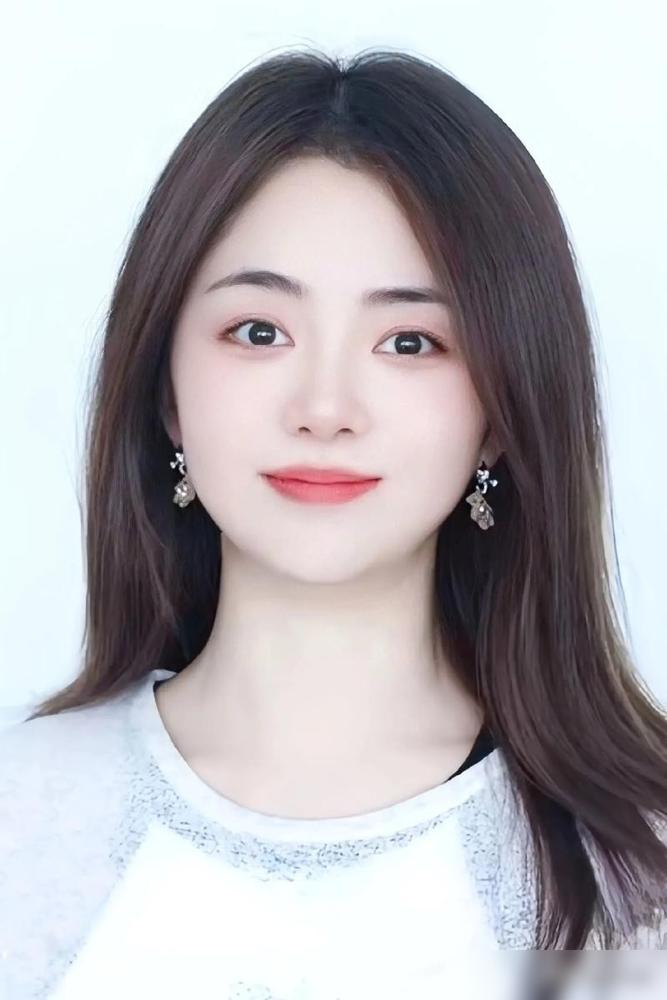 你敢信？昨天跟影视圈老哥喝到吐，他说现在资方疯抢谭松韵，拿1000万片酬，比顶流