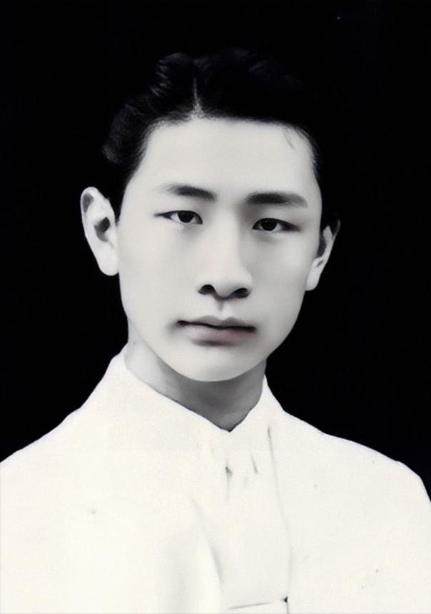 1940年，熟睡中的冯运修，突然感觉不对劲，好像是日军包围他家了。他从枕