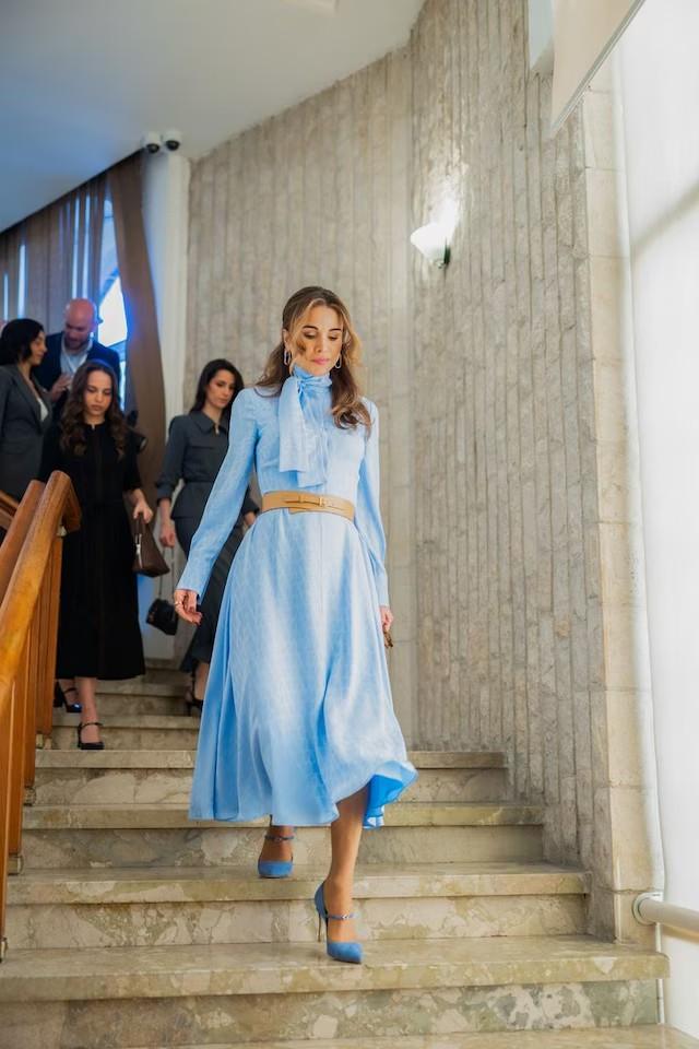 约旦王后晒“十年如一日”的细腰，照片来自昨天她主持的，约旦国民议会第二届常会。这