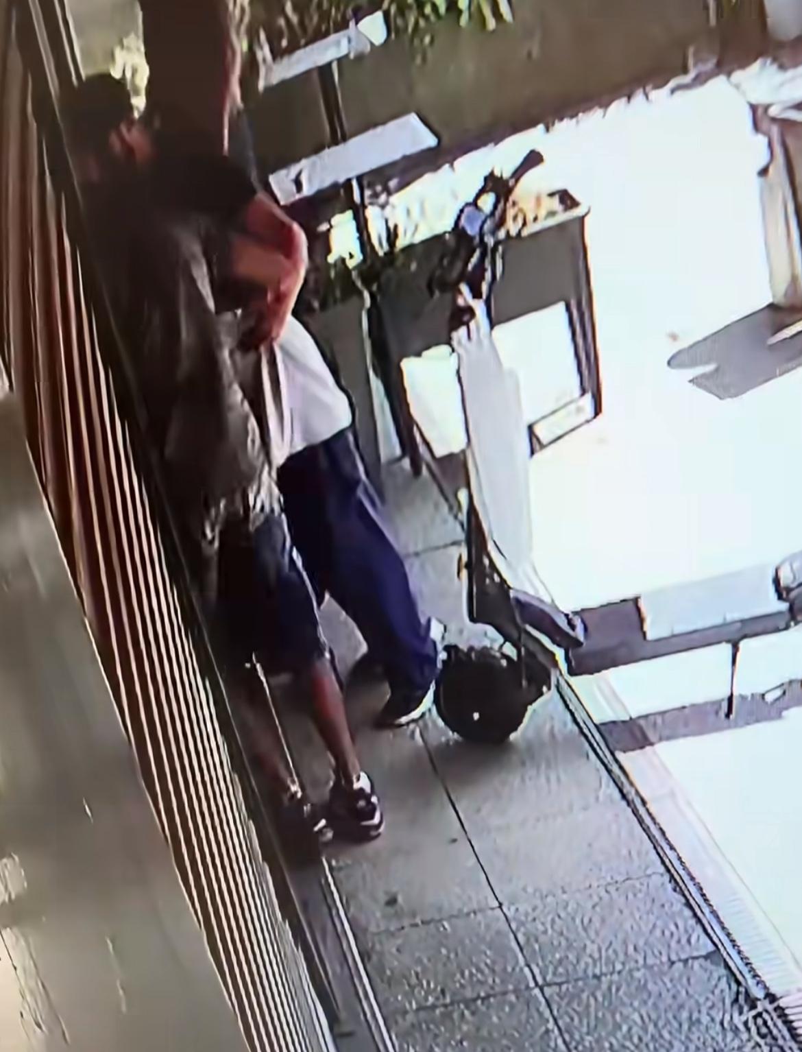 70多岁的老爷爷，从家里走到中餐厅中暑倒在门口，其他的顾客看到之后把他抬进了餐厅