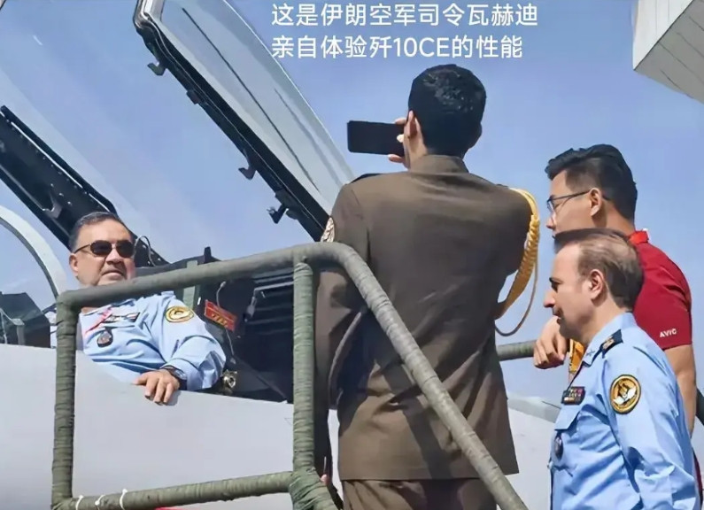 这是2024年年珠海航展上伊朗空军司令瓦赫迪还亲自登上驾驶舱体验歼10C的图片，