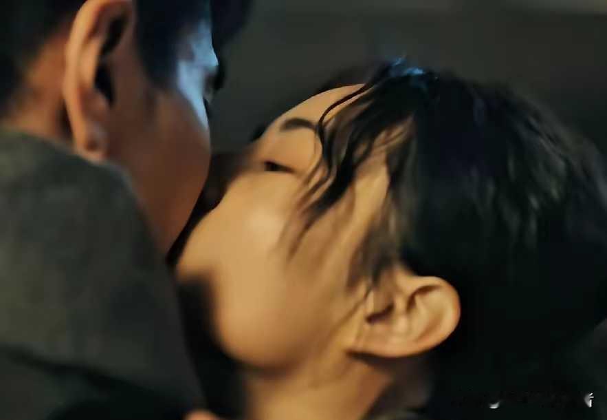 张子枫怎么下去嘴的，竟然主动亲了赵又廷，二人相差17岁啊，张子枫满眼凶光，赵又廷