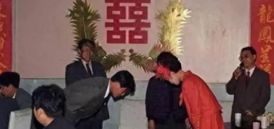 1999年，黑龙江护士李晶莉收养了一个10岁男孩，人美心善的她将对方视作亲弟，1