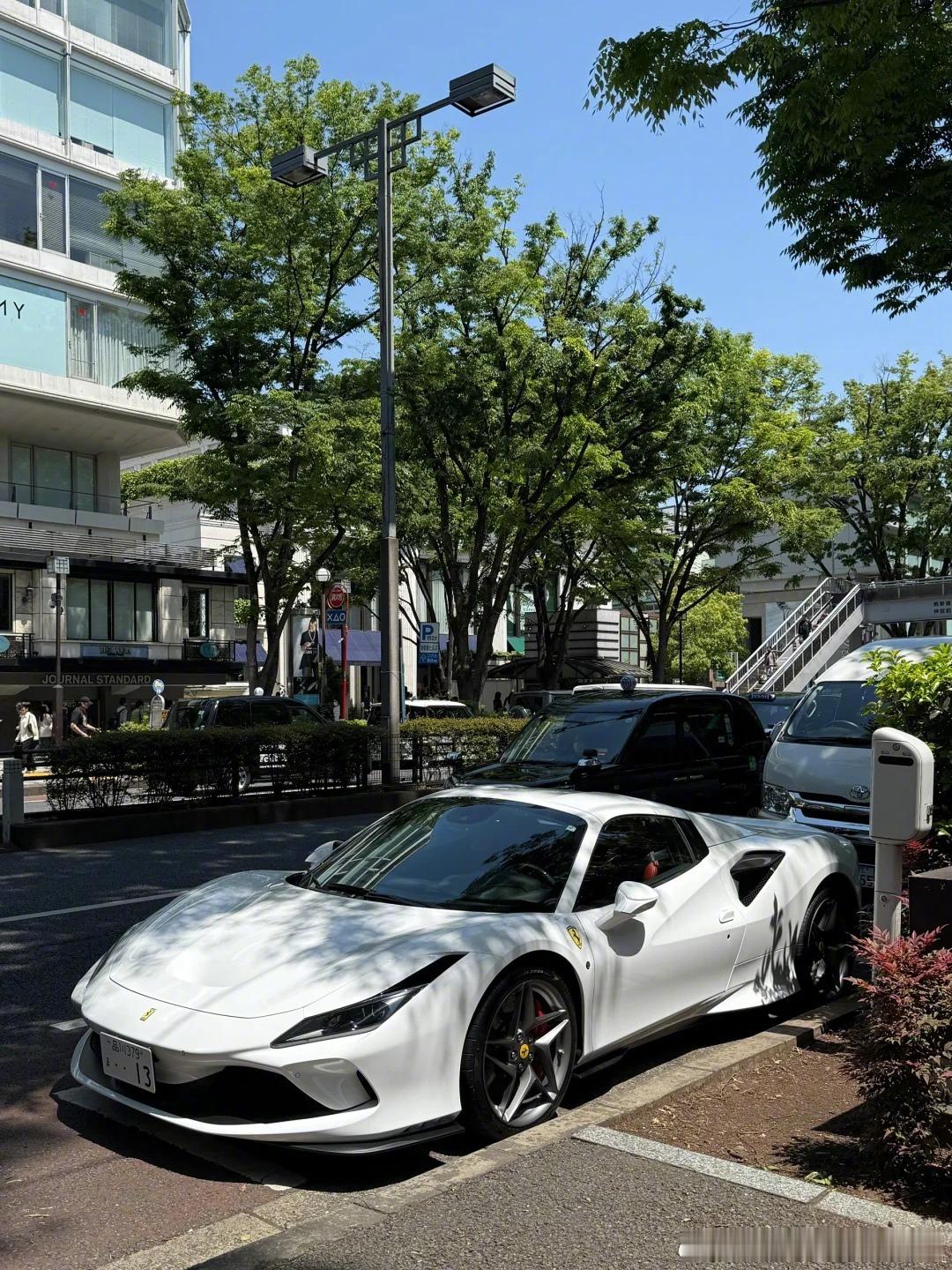 纯白法拉利也是氛围感超绝[墨镜]​​​