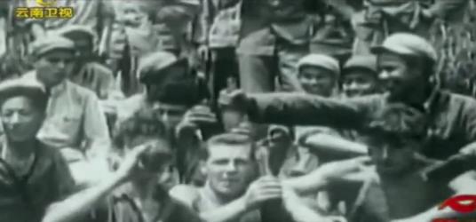 1953年，朝鲜战争结束时，中美士兵放下了手中的枪，相互握手致敬。他们脱下军装，