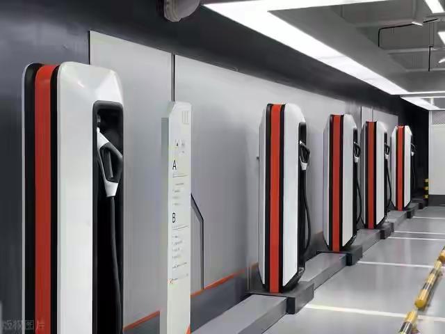 你家充电桩，可能压根没接地线。今年3月有位车主用了两年才发现，地线被安装工折