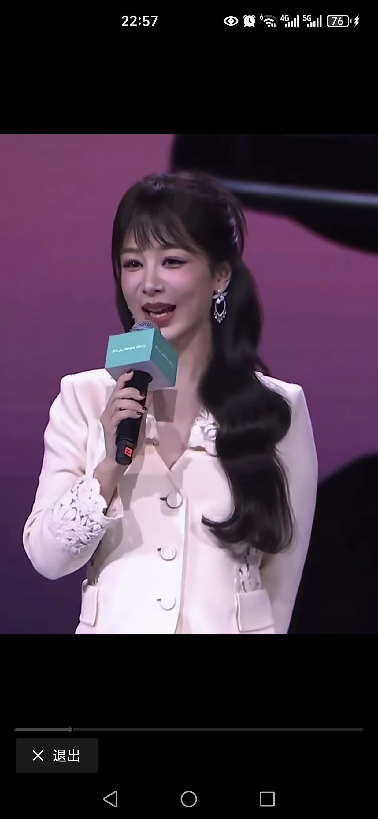 杨紫的最新形象……，很焕然一新，连她经典的标志“八字括弧”都几乎全部消失了[思考