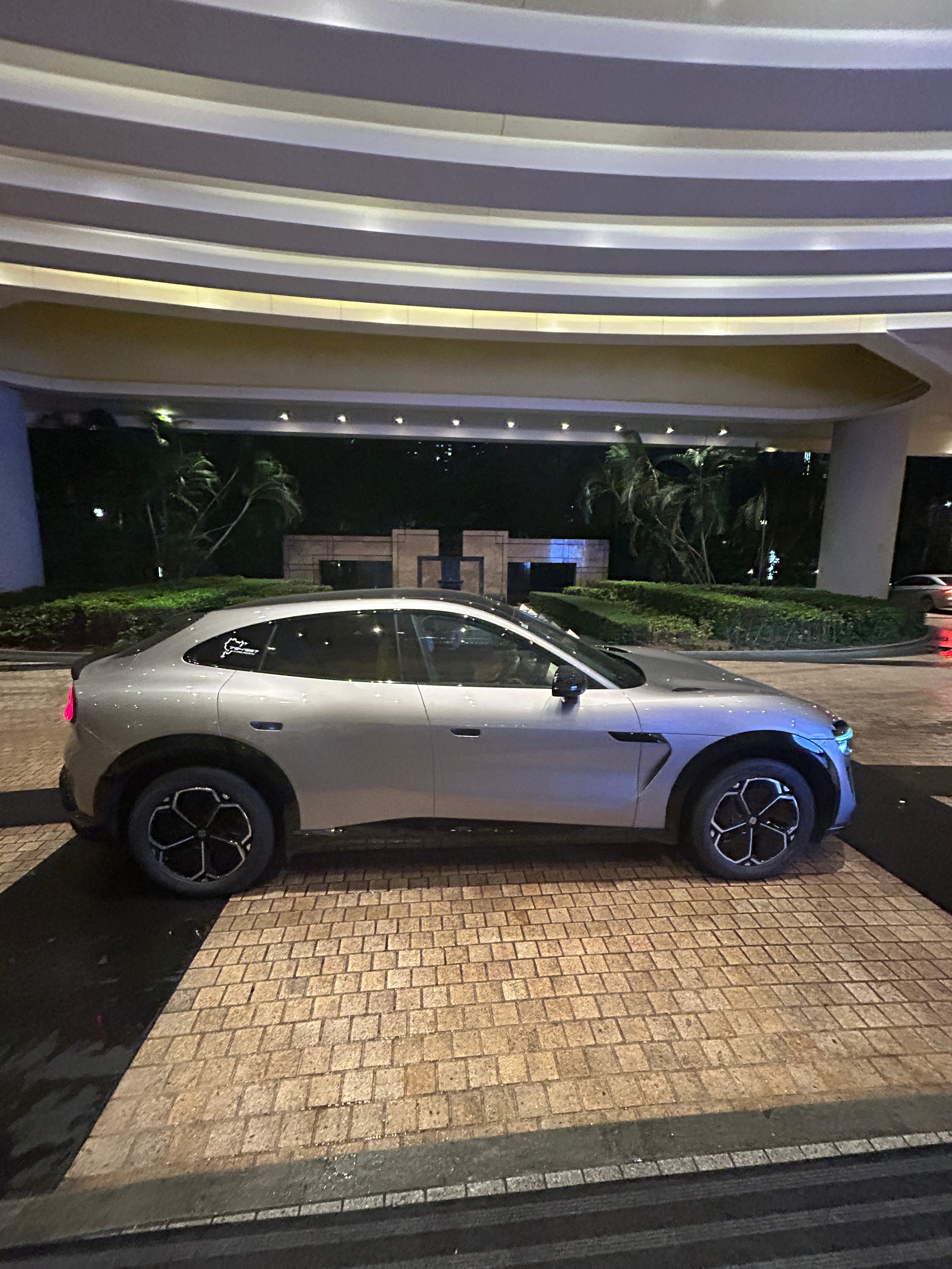 大家记住这台车，这个车牌号，他刚刚换了新轮胎，原本的轮胎3000块一条，现在30