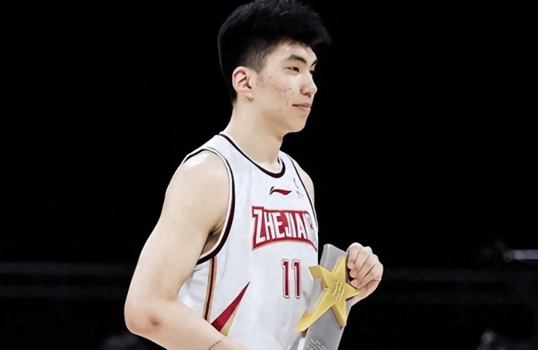 余嘉豪: 西班牙节奏比FIBA快, 以配合转换为主不怎么会强打