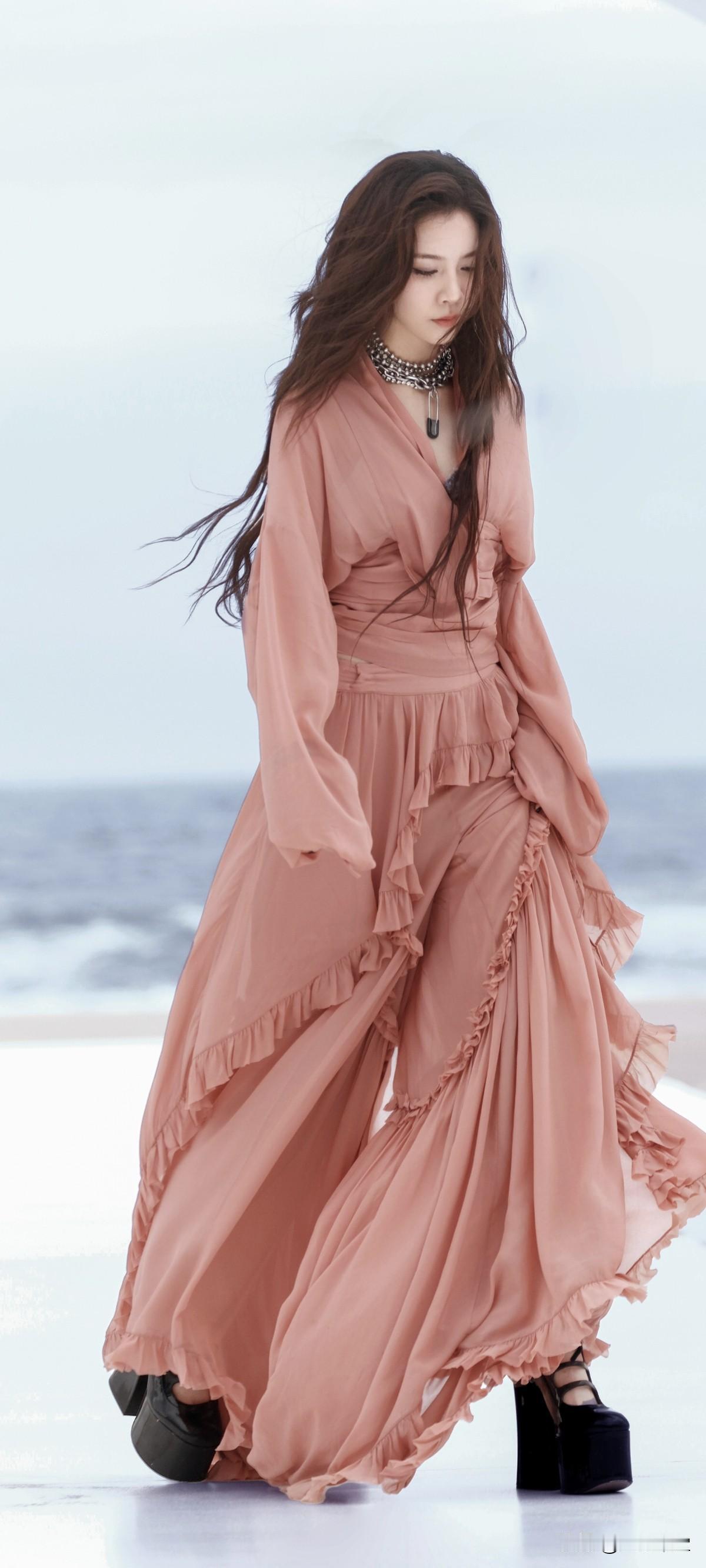 宋妍霏黑色超高跟，这波是海边的粉色仙子吧！美翻了～这高跟鞋也太高了吧！