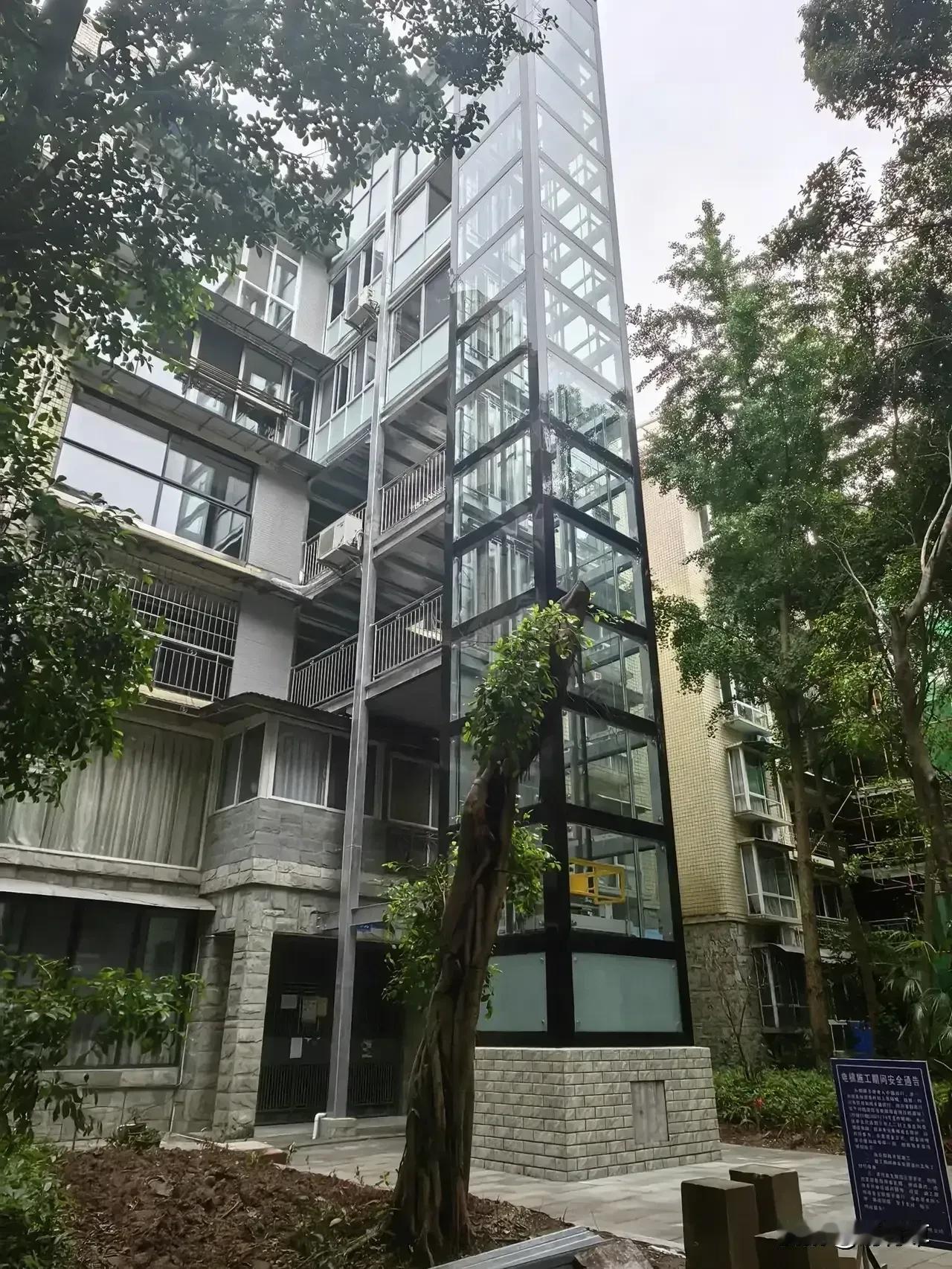 今天跟小区里老人聊天她们谈到了加装电梯的事，于是就聊了一下。两位70岁以上的老人