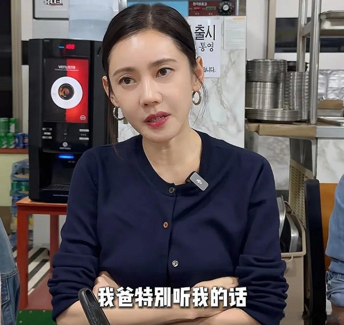 秋瓷炫分享温馨日常，儿子啪嗒回京求学两年，与爷爷愈发亲近。如今7岁的孩子满口流利