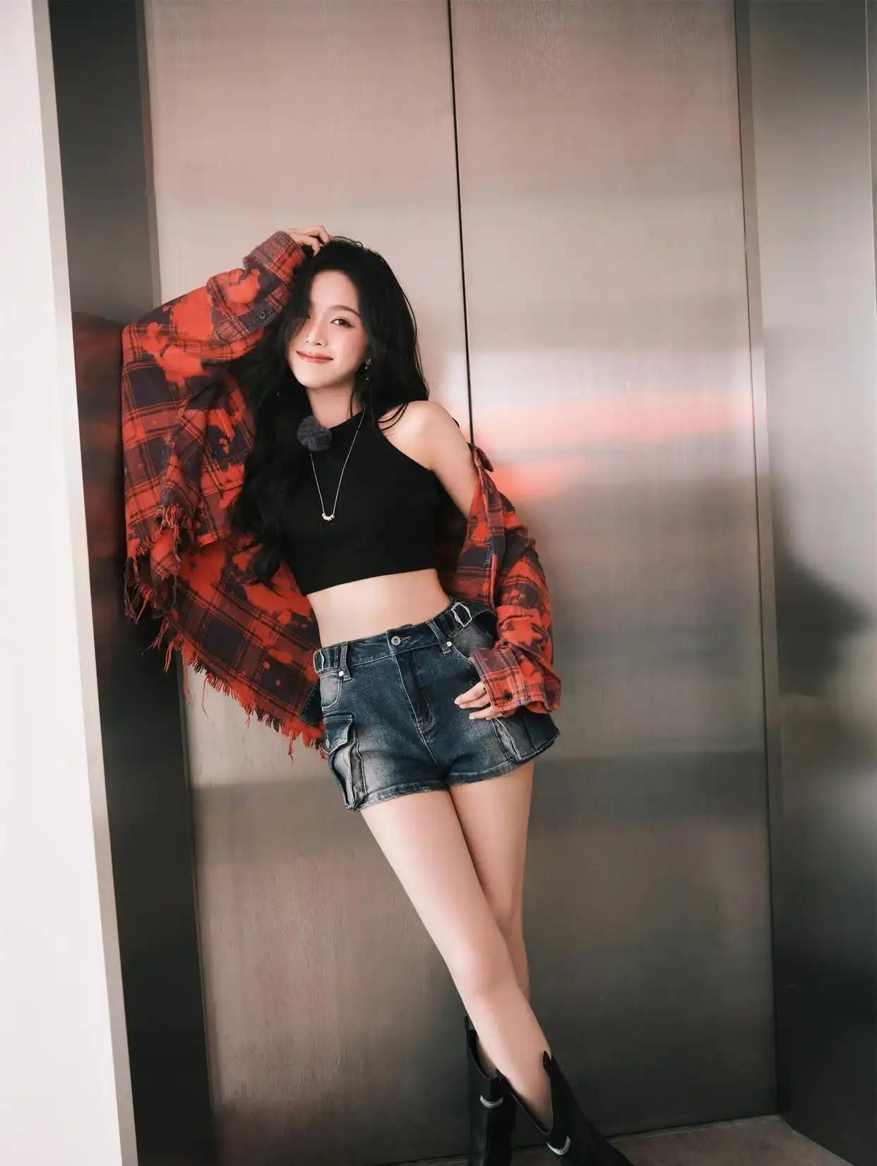 吴宣仪变身酷感少女，飒爽气场炸裂，瞬间戳中我心！