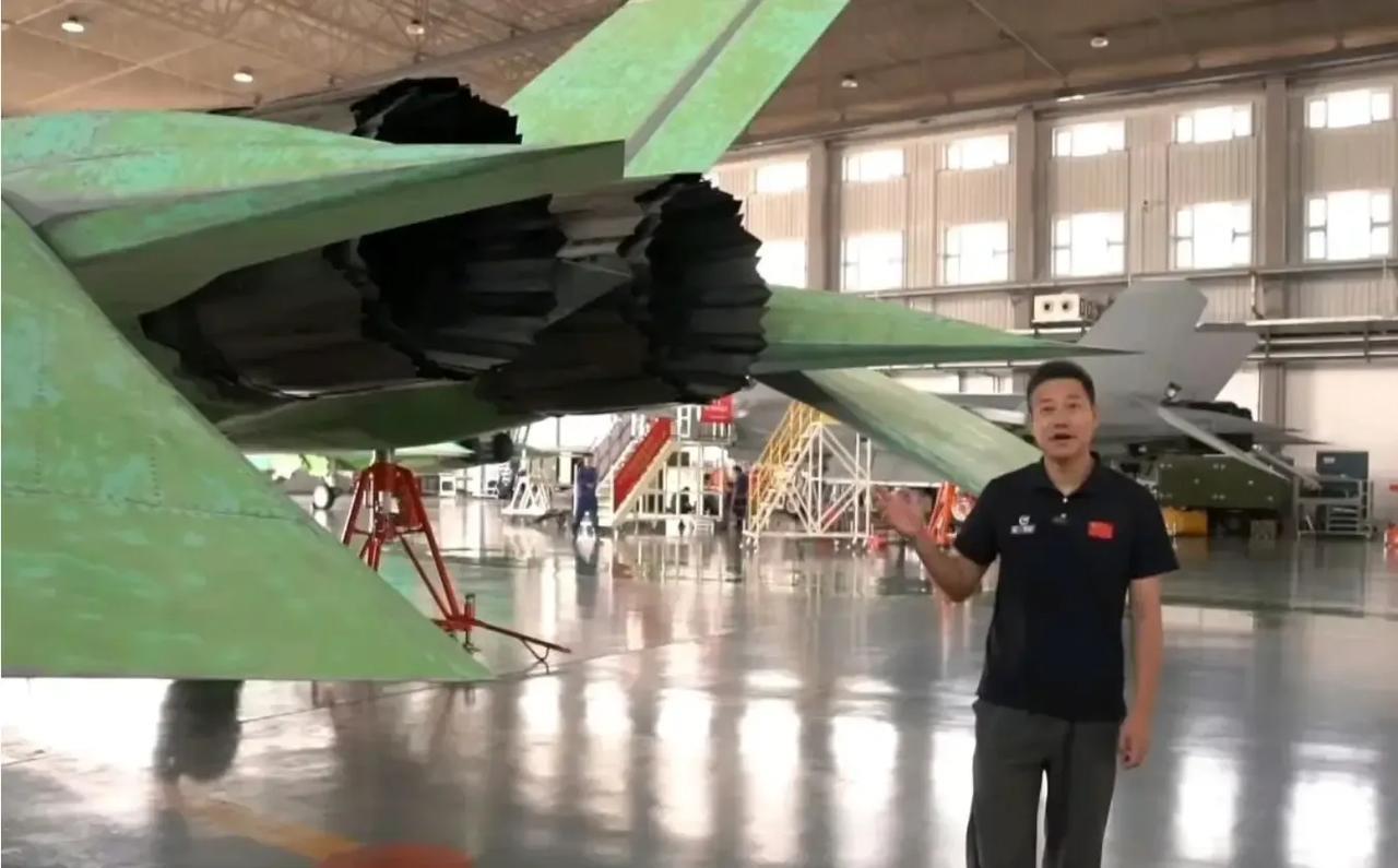 央视媒体能够公开展示歼35/35A战机的绿皮状态，懂得都懂，不再先进了，可以公开