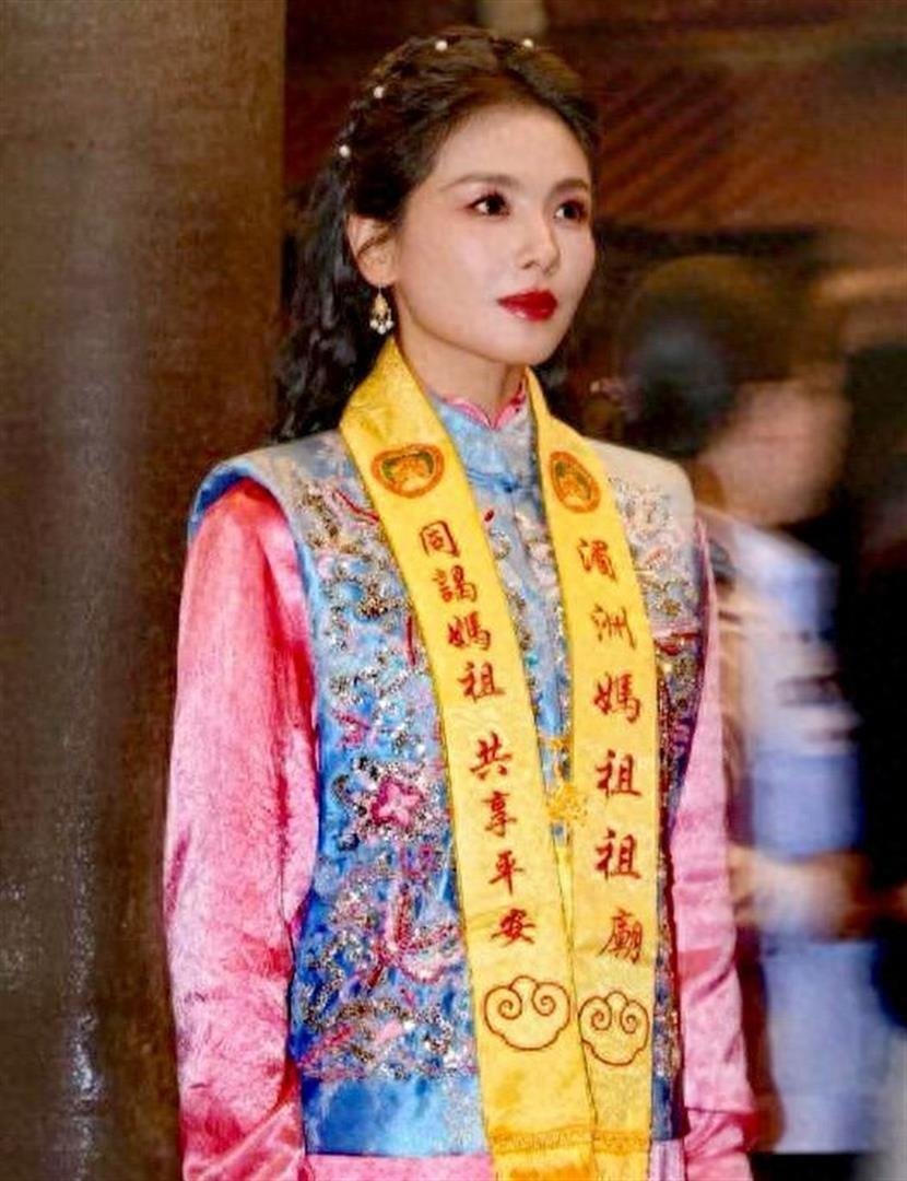 刘涛妈祖守夜，手扶膝盖那2秒，看哭多少硬撑的成年人