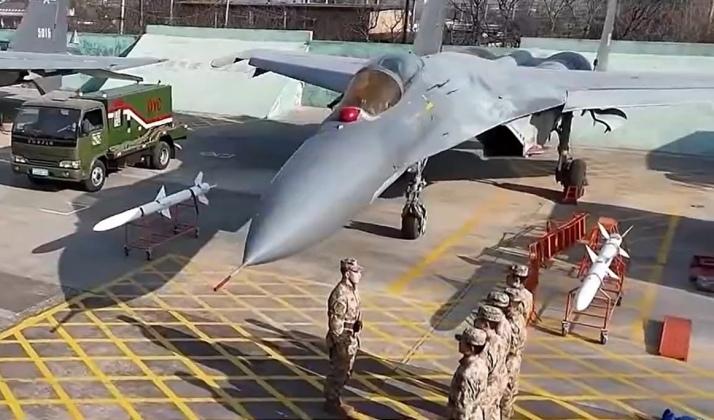 【退役歼11进院校给学生练手，中国空军已经初步实现重型机自由】近日，央视报道