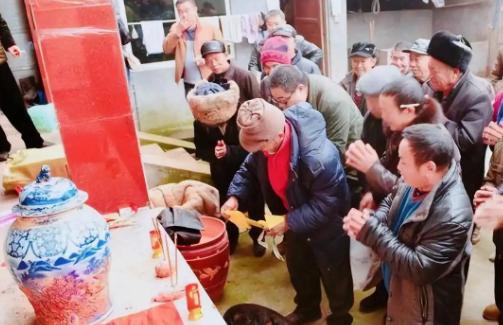 2016年，四川简阳一农民在迁祖坟时，得到了一个装有祖先骨骸的青花瓷将军罐！专家