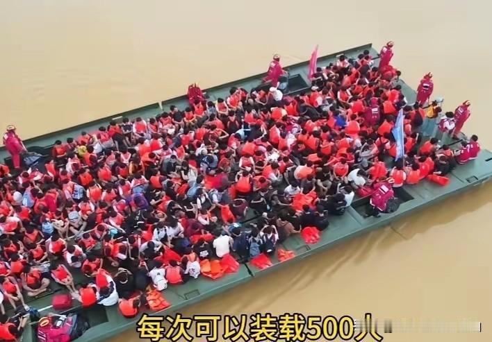 “同学们久等了”，当6000个学生听到解放军来了，看到动力舟桥驶入校园的那一瞬间