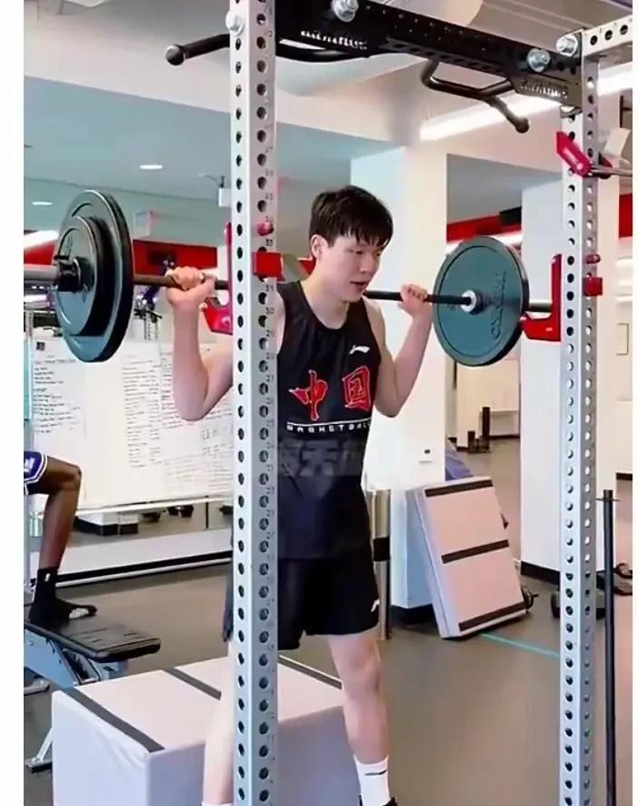 杨瀚森为什么比周琦选秀行情好？最重要的一点就是力量和对抗周琦和杨瀚森身高差不多
