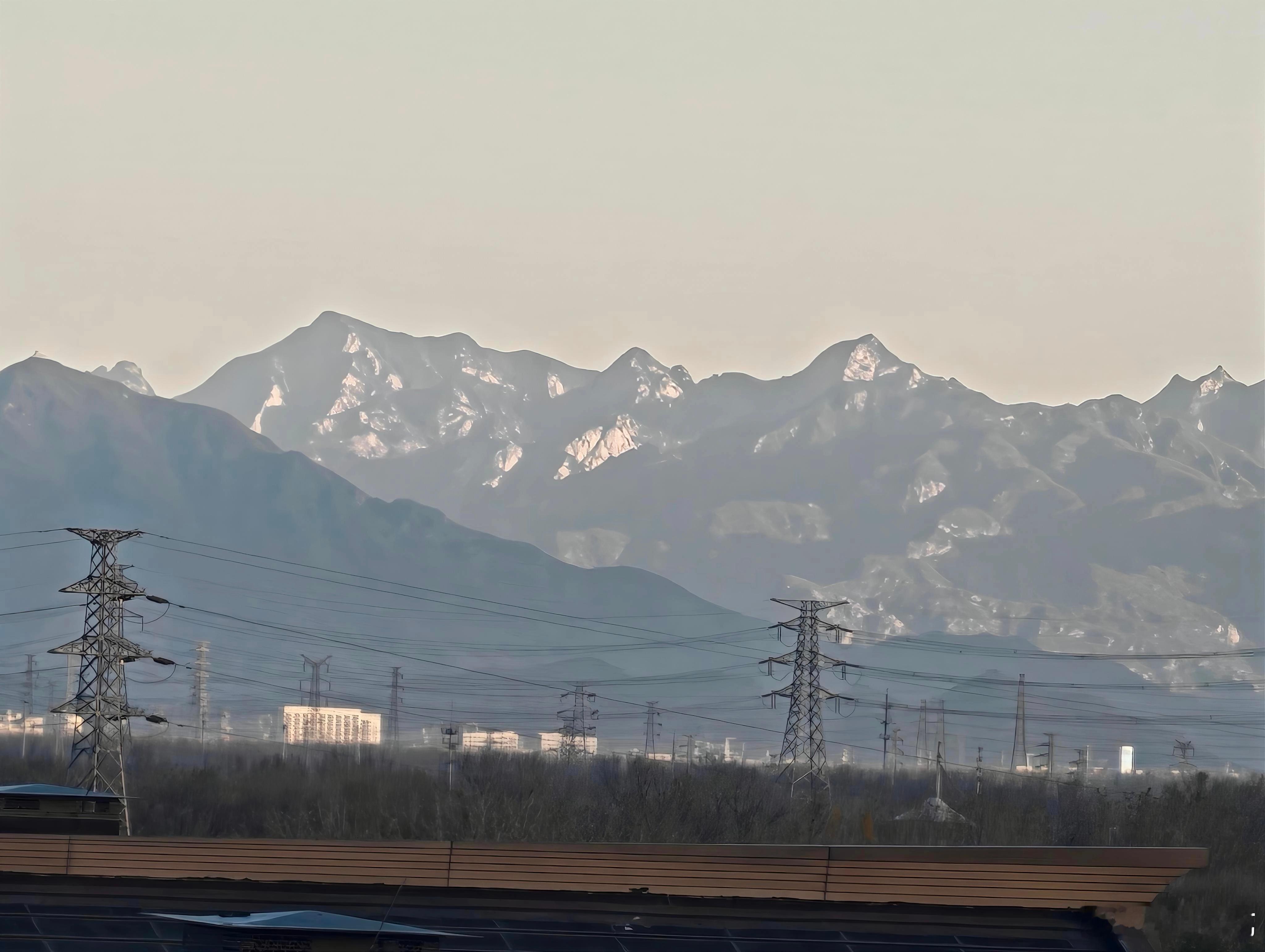 大风把远处的山都吹清晰了。