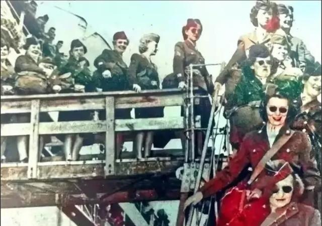 1945年，大量美国女兵抵达日本，她们是以胜利者的姿态来到日本的。她们杠着行李走