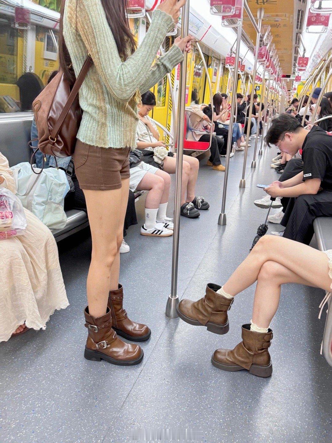 地铁看见的，好明显的对比啊!坐地铁出去玩看见的前面两个小姐姐，沃趣!一眼就看上了