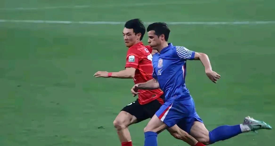 成都蓉城杨明洋没入选国家队不能怪伊万！杨明洋在中超踢出名气也就今年的事，是他在成