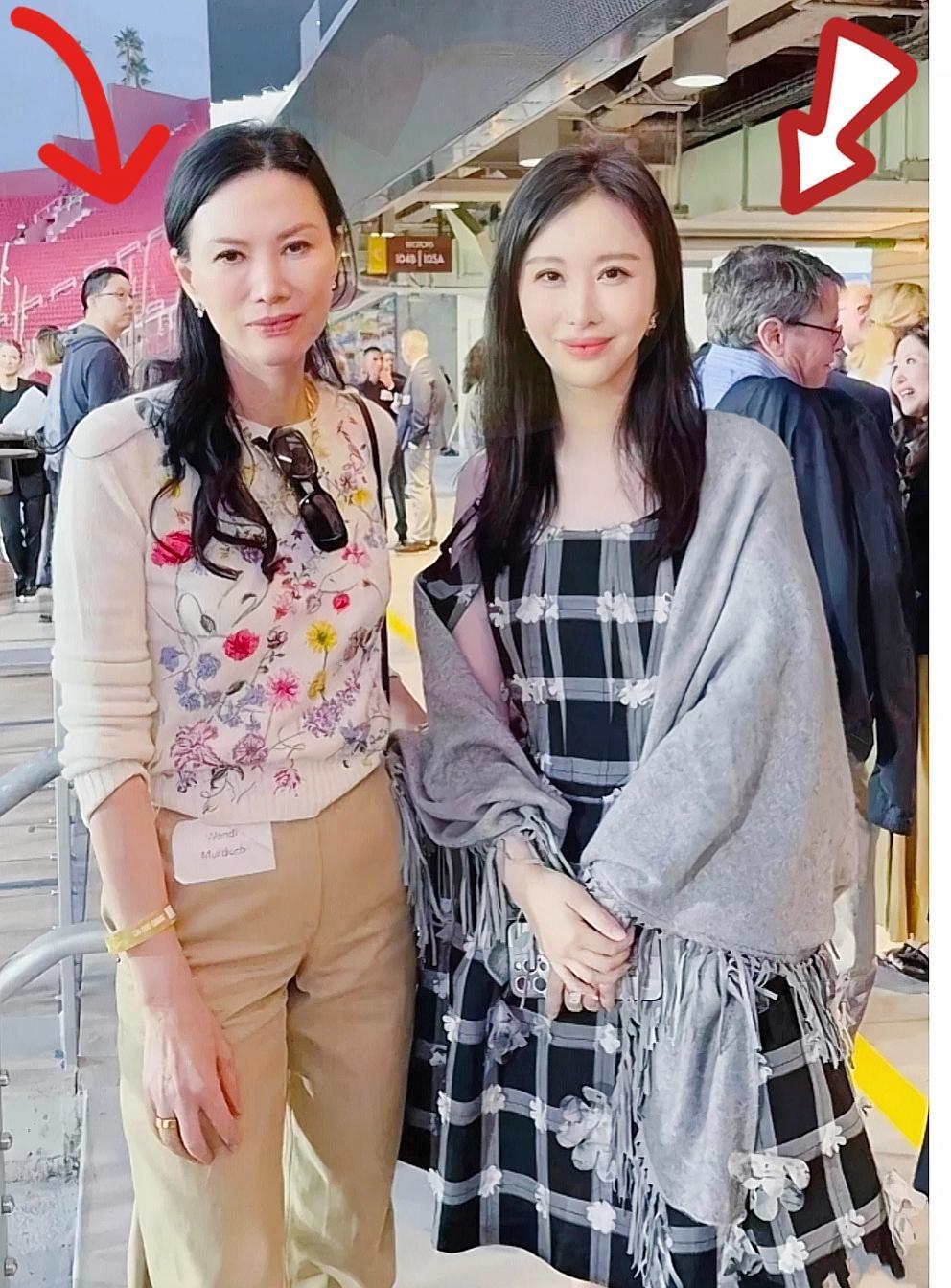 冯仑那老狐狸，2012年在飞机上一扭头，就把田朴珺这块“烫手山芋”甩给了王石。