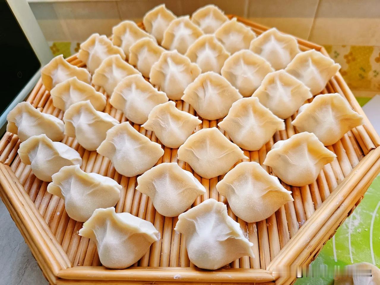 又是翻冰箱拼凑的晚餐，之前包饺子剩的几块面团，一直扔在冰箱里冷冻保存，拿出来解冻