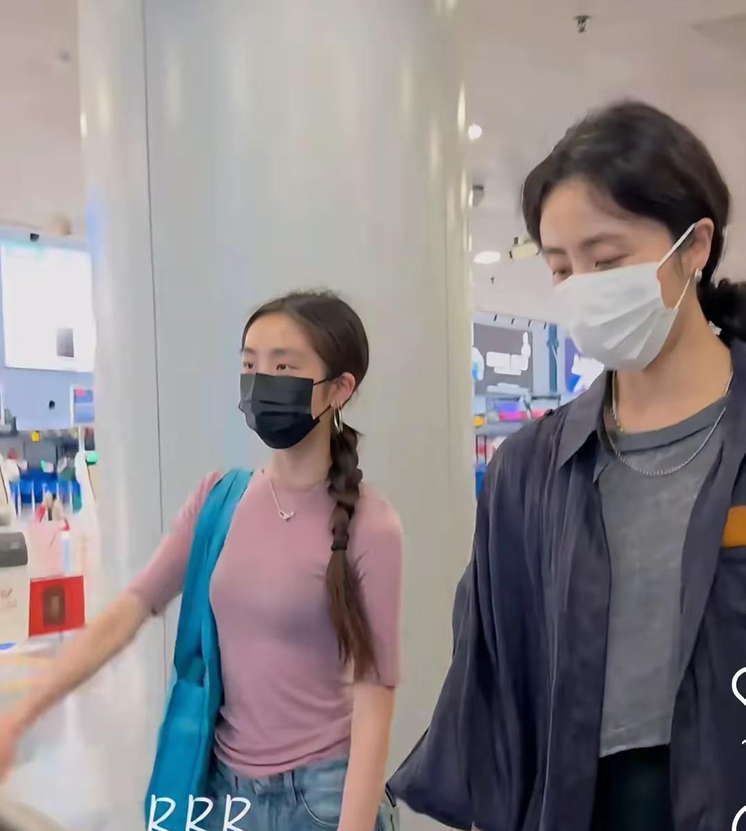 19岁黄多多回来了，她穿紧身衣秀身材，个子比妈妈矮不少……要说黄多多，也是长得
