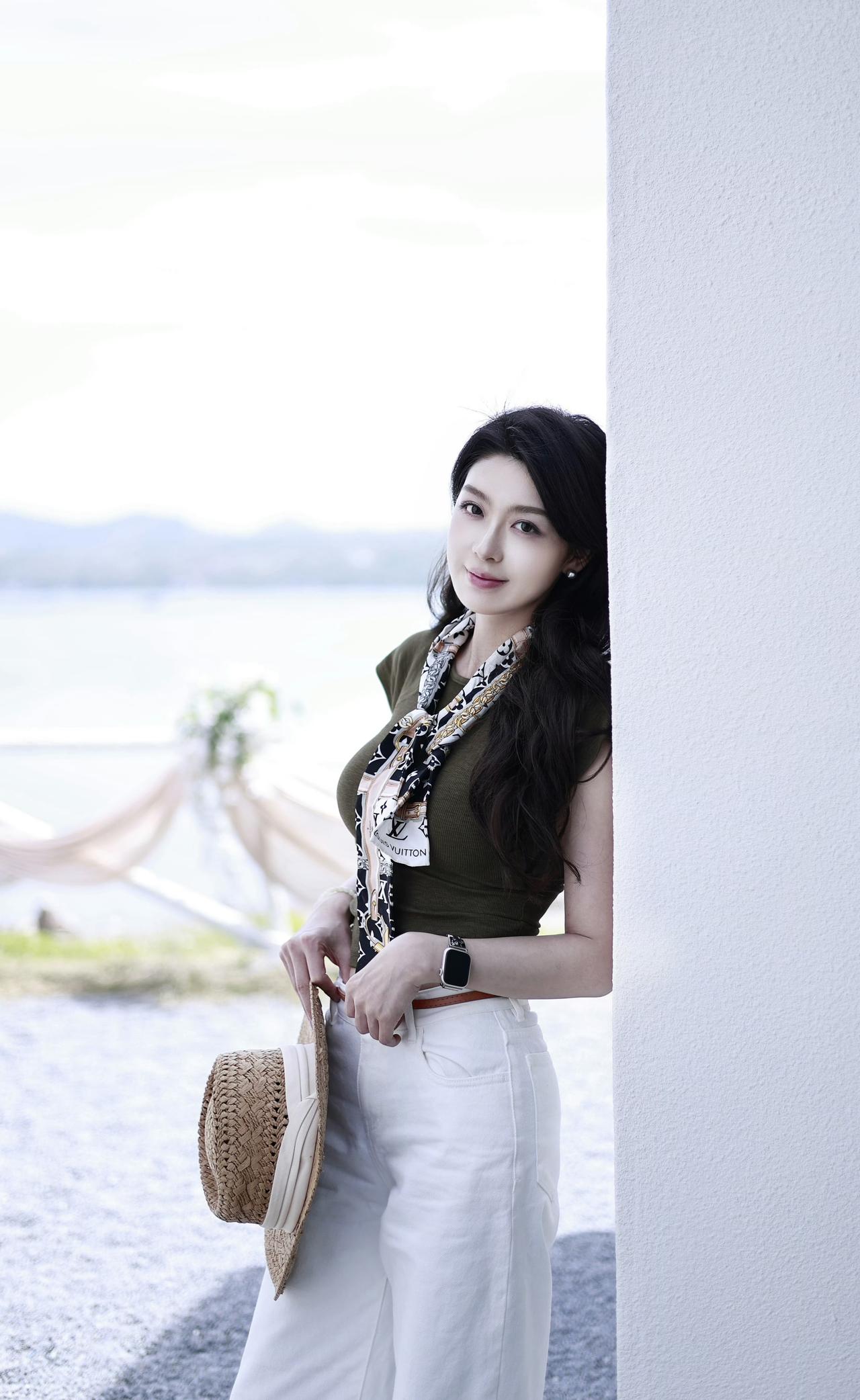 橄榄绿与米白的松弛日常，用丝巾和草帽点缀出不费力的精致感，在湖边的风里，把温柔和