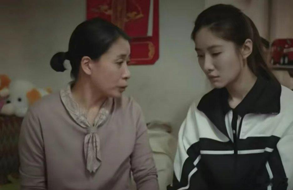 看《焕羽》，直到堂姐乔欢说错话，乔青羽才懂妈妈李芳好怪异举动的缘由。贝羽6岁被留