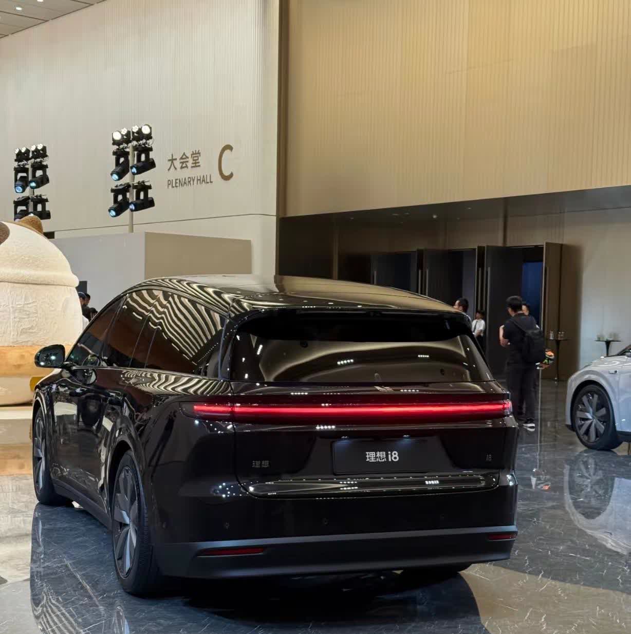 理想i8纯黑武士版正式亮相！。
