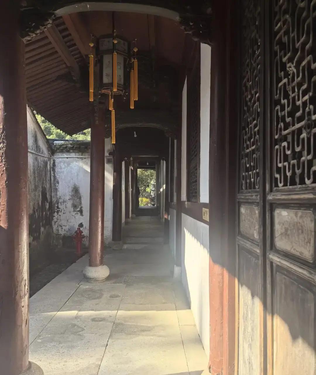 最近去四川什邡一带转悠，意外走进一座古寺，瞬间就被那种安静到骨子里的氛围给拽住了