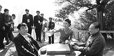 1983年，金庸设家宴款待聂卫平。保姆上了15只大闸蟹，聂卫平狼吞虎咽吃了13只