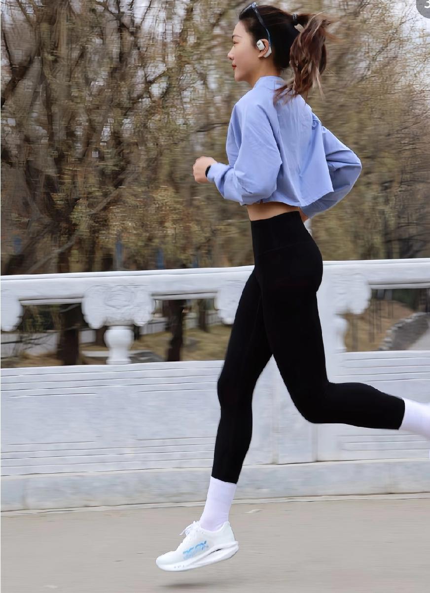 跑步最难的不是开始，而是能不能坚持下去，没有人是天生的跑者，只是跑的久了，正向反