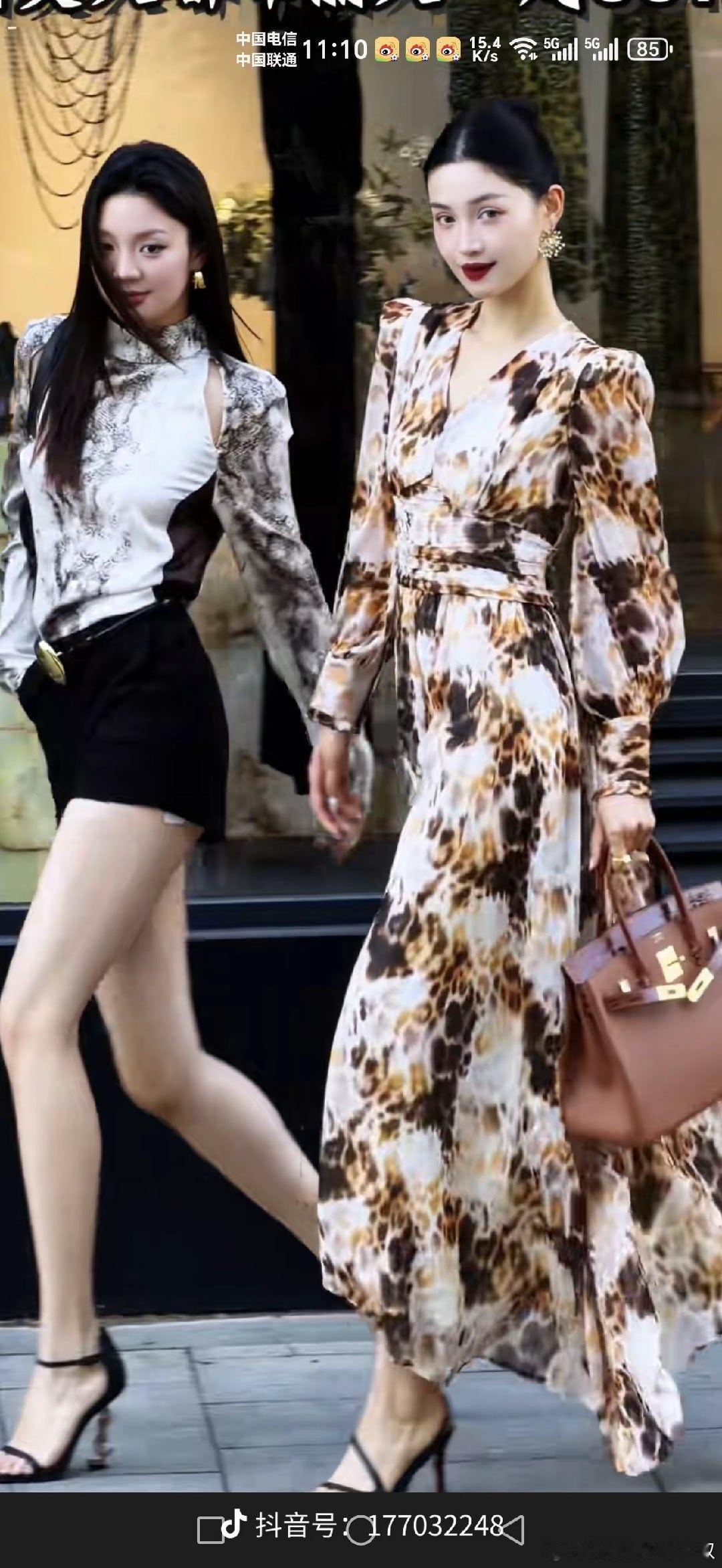 最近抖音总给我推荐这两个模特美女服装看着很高级，但我也不买女装呀