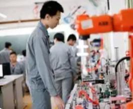 刚刚过去的2025年秋季开学季，全国多地技工院校迎来了一批大学生。这种毕业后回炉