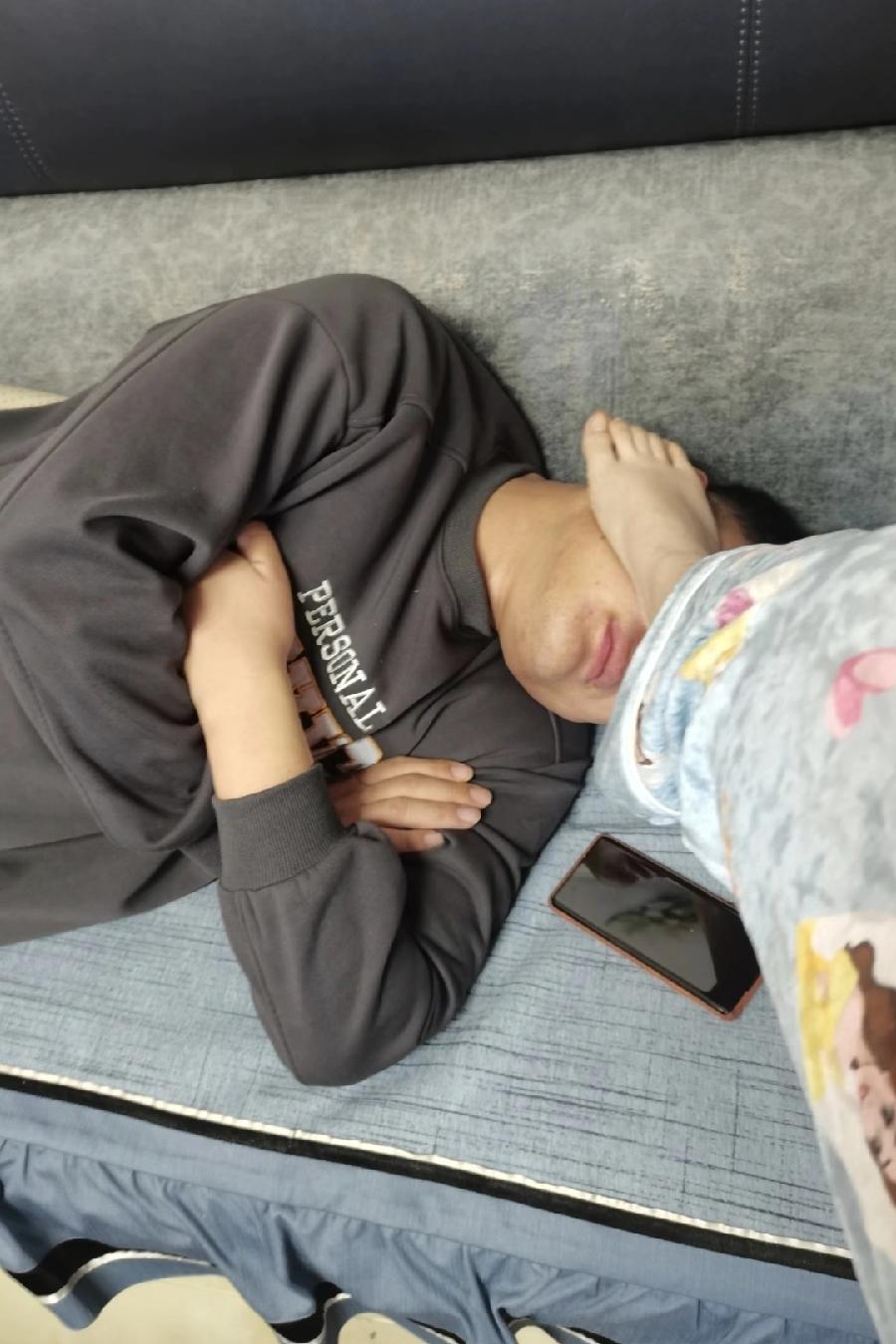 我怀疑我老公出轨了[哭哭][哭哭]今天是我们冷战的第三天，他睡沙发，我